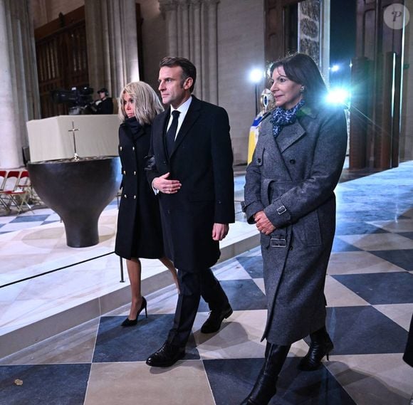 Emmanuel Macron, président de la République Française, et la Première dame Brigitte Macron et Anne Hidalgo, maire de Paris lors de la cérémonie de réouverture de la cathédrale Notre-Dame de Paris, le 7 décembre 2024. Joyau de l’art gothique, lieu de culte et de culture, symbole universel de la France et de son histoire, la cathédrale de Notre-Dame de Paris rouvre ses portes les 7 et 8 décembre, cinq ans après le terrible incendie qui l’avait ravagée le 15 avril 2019. © Eric Tschaen/Pool/Bestimage