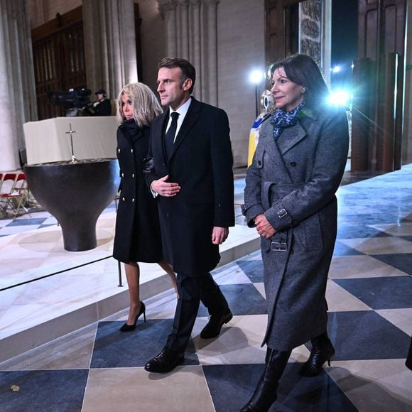 Emmanuel Macron, président de la République Française, et la Première dame Brigitte Macron et Anne Hidalgo, maire de Paris lors de la cérémonie de réouverture de la cathédrale Notre-Dame de Paris, le 7 décembre 2024. Joyau de l’art gothique, lieu de culte et de culture, symbole universel de la France et de son histoire, la cathédrale de Notre-Dame de Paris rouvre ses portes les 7 et 8 décembre, cinq ans après le terrible incendie qui l’avait ravagée le 15 avril 2019. © Eric Tschaen/Pool/Bestimage