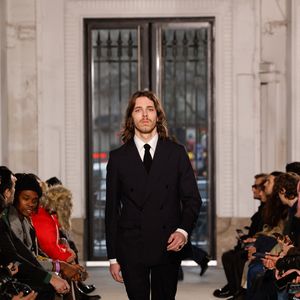 Marlowe Jack Tiger commence à se faire un nom dans le milieu de la cuisine gastronomique. 

Marlowe Jack Tiger Mitchell, le fils de Lou Doillon, défile pour Fursac Mode Masculine prêt-à-porter Automne/Hiver 2025-2026 lors de la fashion week à Paris le 24 janvier 2025.