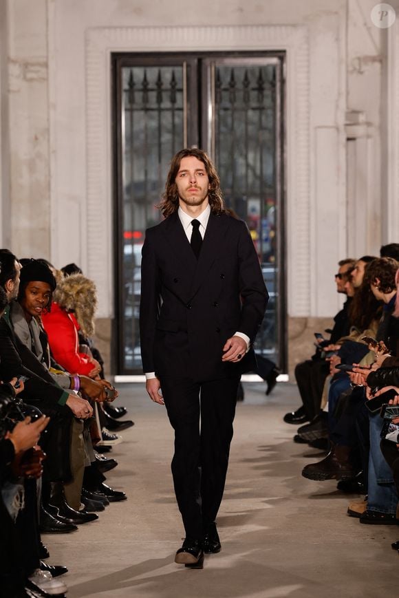 Marlowe Jack Tiger commence à se faire un nom dans le milieu de la cuisine gastronomique. 

Marlowe Jack Tiger Mitchell, le fils de Lou Doillon, défile pour Fursac Mode Masculine prêt-à-porter Automne/Hiver 2025-2026 lors de la fashion week à Paris le 24 janvier 2025.