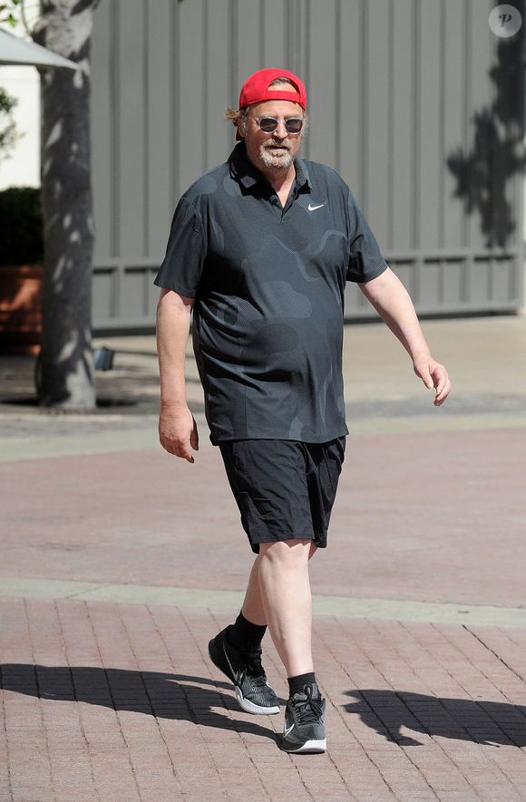 Matthew Perry va s'acheter des vêtements de sport Nike au centre commercial The Grove à Los Angeles, le 28 août 2023. 

Coleman-Rayner / Bestimage