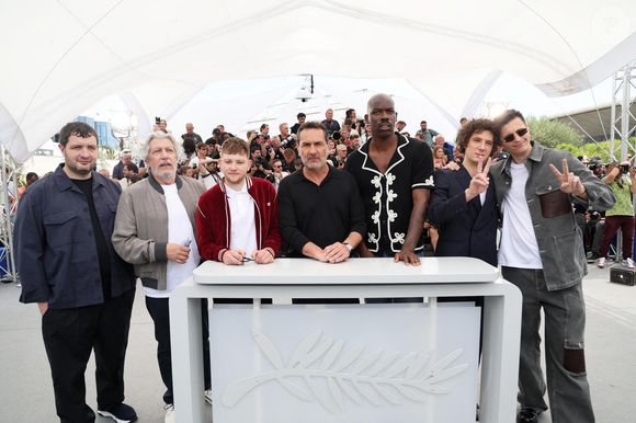 Karim Leklou, Alain Chabat, Anthony Bajon, le réalisateur Gilles Lellouche, Jean-Pascal Zadi, Vincent Lacoste, Raphaël Quenard - Photocall du film "L'Amour Ouf" (Beating Hearts / Compétition) lors du 77ème Festival International du Film de Cannes (14 - 25 mai 2024), le 24 mai 2024. 
© Jacovides / Moreau / Bestimage