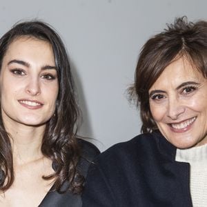 "Tous les 1er janviers, ma résolution est de travailler moins, d'avoir une vie plus sereine, plus calme, d'être plus à la campagne et de faire du yoga ou des activités du genre. Et puis, on me propose des choses qui m'amusent, alors je ne dis pas non", a-t-elle confié au JDD

Inès de la Fressange et sa fille Nine Marie d'Urso - People au défilé de mode Haute-Couture printemps-été 2020 "Schiaparelli" à Paris. Le 20 janvier 2020 © Olivier Borde / Bestimage 