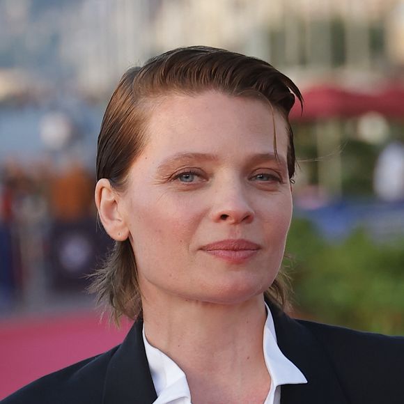 Elle a notamment vécu une expérience traumatisante sur le plateau de Zero Theorem, où elle a dû tourner une scène immergée dans du lait froid à 10 degrés.

Mélanie Thierry (Swann d'Or de la Meilleure actrice) -  Arrivées des personnalités sur le tapis rouge lors de la 40ème édition du Festival de Cabourg "Journées romantiques"  le 13 juin 2026.

© Coadic Guirec / Bestimage