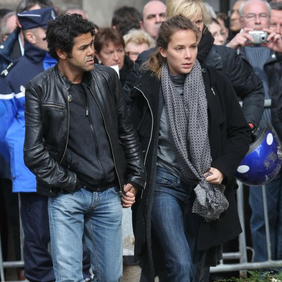 Jamel Debbouze et sa compagne Melissa Theuriau assistent à la messe funéraire du journaliste de télévision Thierry Gilardi à Montfort-l'Amaury, en France, le 31 mars 2008. Thierry Gilardi est décédé à l'âge de 49 ans le 25 mars. Photo de Mousse-Taamallah/ABACAPRESS.COM