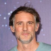 L'ex-animateur de Rendez-vous en terre inconnue partage son émoi face au départ d'un réalisateur à seulement 53 ans