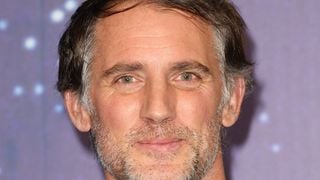 L'ex-animateur de Rendez-vous en terre inconnue partage son émoi face au départ d'un réalisateur à seulement 53 ans