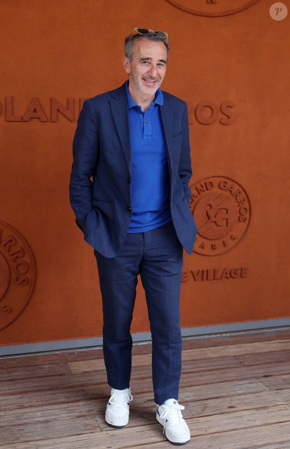 Elie Semoun - Les célébrités au village lors des Internationaux de France de Tennis de Roland Garros le 1er juin 2025. © Dominique Jacovides / Bestimage