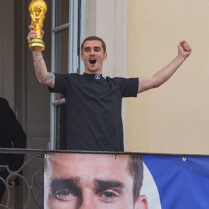 Le footballeur français Antoine Griezmann salue les fans dans sa ville natale de Macon, dans l'est de la France, le 20 juillet 2018, après la victoire de la France lors de la finale de la Coupe du monde de football Russie 2018.  Photo Julien Reynaud/APS-Medias/ABACAPRESS.COM