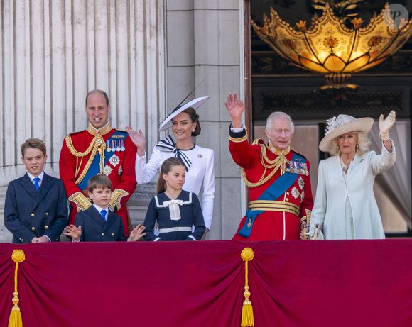 Le prince et la princesse de Galles, et leurs enfants, le prince George, le prince Louis et la princesse Charlotte, avec le roi Charles III et la reine Camilla, lors de la montée des couleurs à Londres, au Royaume-Uni.