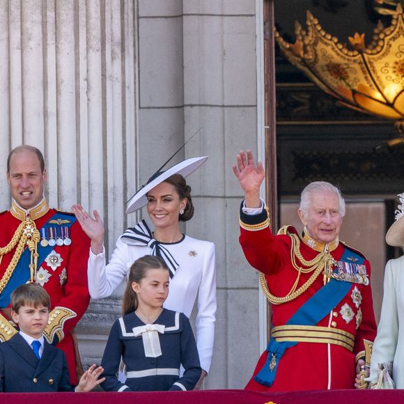 Le prince et la princesse de Galles, et leurs enfants, le prince George, le prince Louis et la princesse Charlotte, avec le roi Charles III et la reine Camilla, lors de la montée des couleurs à Londres, au Royaume-Uni.
