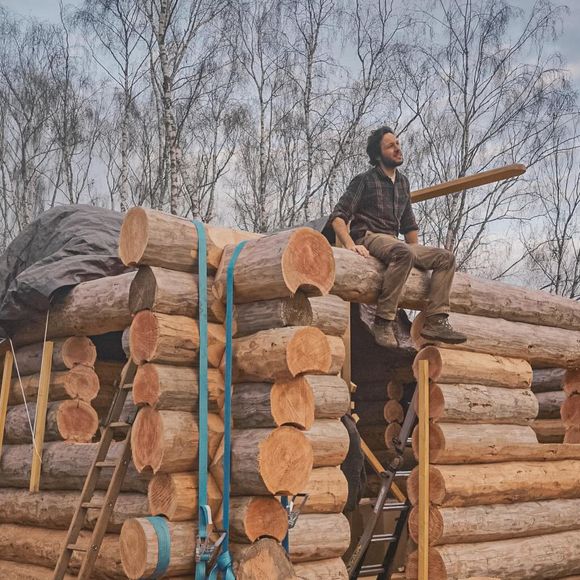 Vianney travaille sur la construction de sa cabane. Photo Instagram