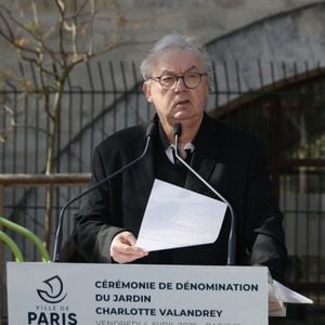 Dont le producteur Dominique Besnehard, qui était l'ami de la comédienne.

Exclusif - Dominique Besnehard lors de la cérémonie de dénomination d’un jardin en hommage à Charlotte Valandrey, au 17 rue Hector Malot dans le XIlème arrondissement de Paris, France, le 4 avril 2025. © Coadic Guirec/Bestimage