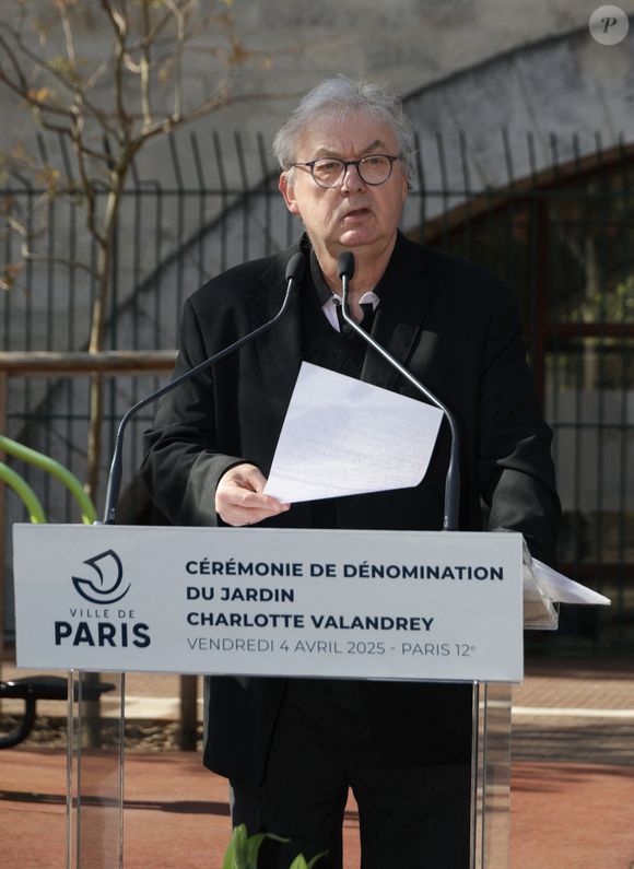 Dont le producteur Dominique Besnehard, qui était l'ami de la comédienne.

Exclusif - Dominique Besnehard lors de la cérémonie de dénomination d’un jardin en hommage à Charlotte Valandrey, au 17 rue Hector Malot dans le XIlème arrondissement de Paris, France, le 4 avril 2025. © Coadic Guirec/Bestimage