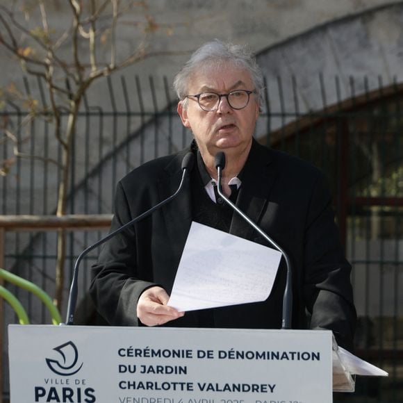 Dont le producteur Dominique Besnehard, qui était l'ami de la comédienne.

Exclusif - Dominique Besnehard lors de la cérémonie de dénomination d’un jardin en hommage à Charlotte Valandrey, au 17 rue Hector Malot dans le XIlème arrondissement de Paris, France, le 4 avril 2025. © Coadic Guirec/Bestimage