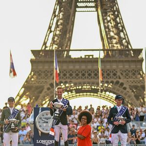 Virginie Coupérie-Eiffel, Jan Tops, Gilles Thomas 1er sur Ermitage Kalone, Lillie Keenan 2ème sur Fasther et Denis Lynch 3ème sur Mr Boombastic avec Audrey Pulvar et Bertrand Delvert, brand manager Longines France à la remise du prix Longines Global Champions Tour Grand Prix of Paris (1.60 m) au Longines Paris Eiffel Jumping au pied de la Tour Eiffel sur le Champ-de-Mars à Paris, France, le 21 juin 2025. © Perusseau-Veeren/Bestimage