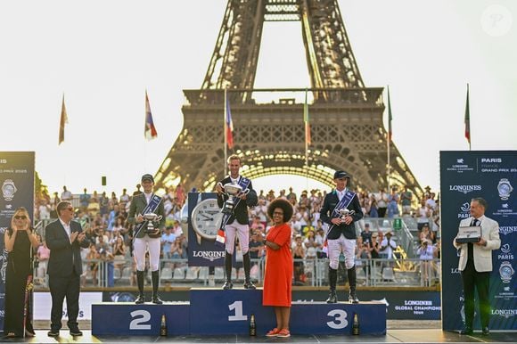 Virginie Coupérie-Eiffel, Jan Tops, Gilles Thomas 1er sur Ermitage Kalone, Lillie Keenan 2ème sur Fasther et Denis Lynch 3ème sur Mr Boombastic avec Audrey Pulvar et Bertrand Delvert, brand manager Longines France à la remise du prix Longines Global Champions Tour Grand Prix of Paris (1.60 m) au Longines Paris Eiffel Jumping au pied de la Tour Eiffel sur le Champ-de-Mars à Paris, France, le 21 juin 2025. © Perusseau-Veeren/Bestimage
