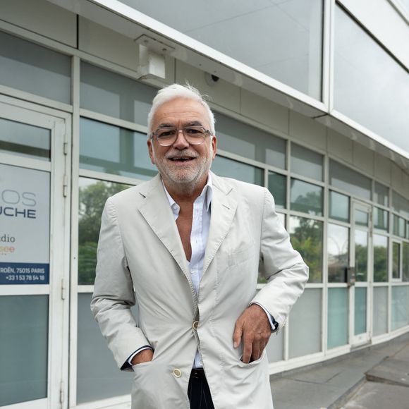 Pascal Praud à la sortie des studios de la chaîne de télévision CNews à Paris, le 2 septembre 2025.
© Jonathan Jacob / Bestimage