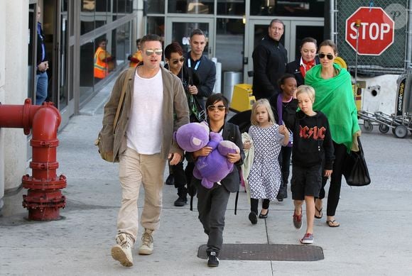 Brad Pitt et Angelina Jolie arrivent à l'aéroport de Los Angeles en provenance d'Australie avec leurs enfants, le 5 février 2014. (Agence / Bestimage).