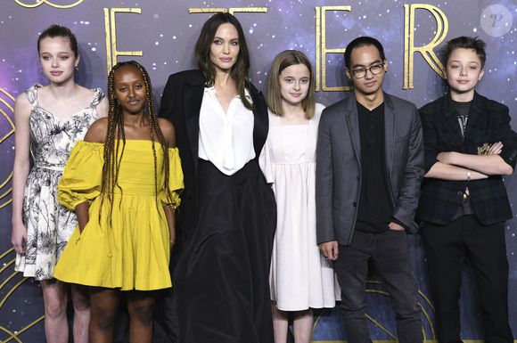 Angelina Jolie et ses enfants : Shiloh Jolie-Pitt , Zahara, Vivienne, Maddox, Knox Leon au photocall de la première du film Les Eternels (Eternals) au cinéma BFI Imax de Londres le 27 octobre 2021.

© Future-Image via ZUMA Press / Bestimage