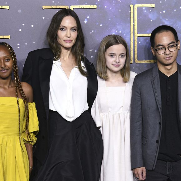 Angelina Jolie et ses enfants : Shiloh Jolie-Pitt , Zahara, Vivienne, Maddox, Knox Leon au photocall de la première du film Les Eternels (Eternals) au cinéma BFI Imax de Londres le 27 octobre 2021.

© Future-Image via ZUMA Press / Bestimage