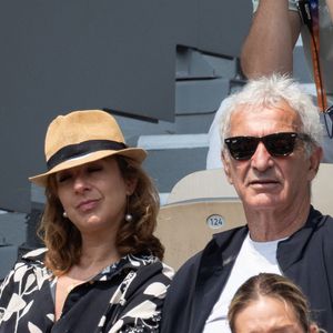 Raymond Domenech et son partenaire en tribune lors des Internationaux de France 2025 à Roland Garros le 03 juin 2025 à Paris, France. Photo de Nasser Berzane/ABACAPRESS.COM