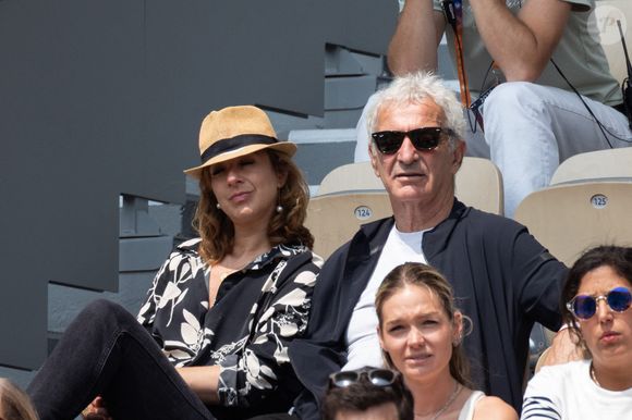 Raymond Domenech et son partenaire en tribune lors des Internationaux de France 2025 à Roland Garros le 03 juin 2025 à Paris, France. Photo de Nasser Berzane/ABACAPRESS.COM
