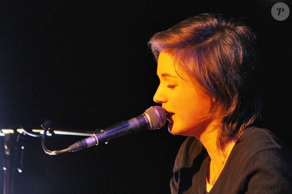 EXCLUSIF. La chanteuse française Anne-Laure Sibon se produit au Sentier des Halles à Paris, France, le 16 février 2006. Photo par Denis Guignebourg/ABACAPRESS.COM