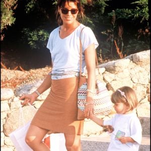 Caroline de Monaco et sa fille Charlotte Casiraghi en vacances en Sardaigne, en Italie, le 19 juillet 1989.
Crédit : Bestimage