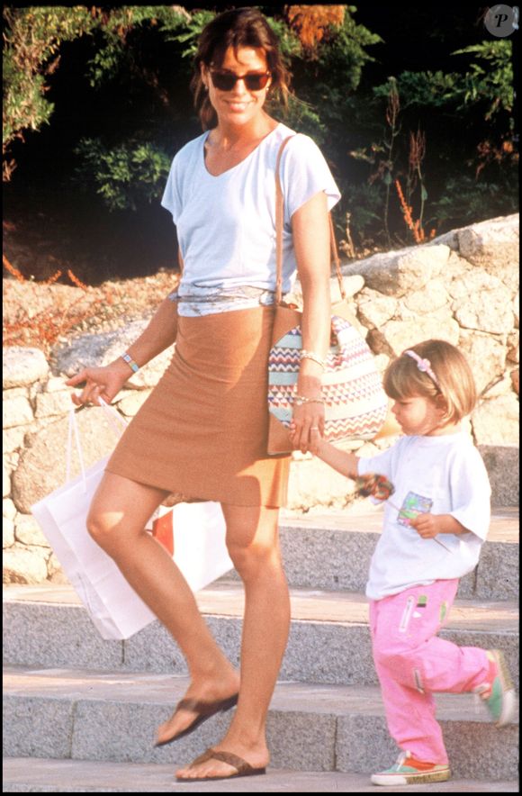 Caroline de Monaco et sa fille Charlotte Casiraghi en vacances en Sardaigne, en Italie, le 19 juillet 1989.
Crédit : Bestimage