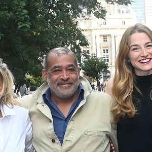 Jamais ils n'auraient porté d'oreillettes
 Caroline Margeridon est à Bruxelles avec les acheteurs (Stéphane Vanhandenhoven, Aurore Morisse, Bernard Dumeige, Alexandra Morel, Glorian Kabongo, François-Xavier Renou, François Cases Bardina, Gérald Watelet (animateur) et Jérôme Duvillard (commissaire-priseur)) de l'émission belge "Affaire conclue" pour une vente aux enchères d'objets donnés à "Viva for Life" en Belgique le 29 octobre 2022. Photonews / Bestimage