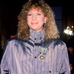 Archives - Barbra Streisand reçoit la médaille des Arts et des Lettres. 1984.  (BERTRAND RINDOFF PETROFF / BESTIMAGE).