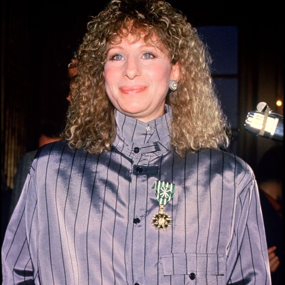 Archives - Barbra Streisand reçoit la médaille des Arts et des Lettres. 1984.  (BERTRAND RINDOFF PETROFF / BESTIMAGE).