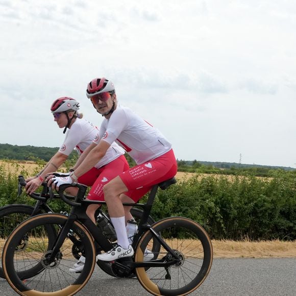 Exclusif - Arnaud Tsamère et Alix Noblat lors de “L'Etape du Coeur” de l’association Mécénat Chirurgie Cardiaque, le 16 juillet 2026. 

© Anne-Sophie Guebey/Bestimage