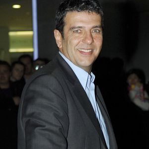 Le présentateur s'est éteint en 2008.
Le présentateur de télévision français Thierry Gilardi assiste à la soirée d'inauguration de la boutique phare Adidas sur les Champs-Élysées, à Paris, en France, le 24 octobre 2006. Photo de Nicolas Gouhier/Cameleon/ABACAPRESS.COM