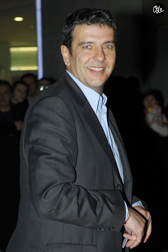 Le présentateur s'est éteint en 2008.
Le présentateur de télévision français Thierry Gilardi assiste à la soirée d'inauguration de la boutique phare Adidas sur les Champs-Élysées, à Paris, en France, le 24 octobre 2006. Photo de Nicolas Gouhier/Cameleon/ABACAPRESS.COM