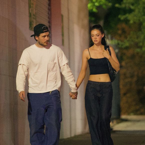 EXCLUSIF Los Angeles, CA Tout juste sortis de leur renouvellement de vœux, Brooklyn et Nicola Beckham se tiennent la main et partagent un dîner nocturne au Mother Wolf à Los Angeles, rejoignant leurs amis pour un repas de deux heures dans la bonne humeur.