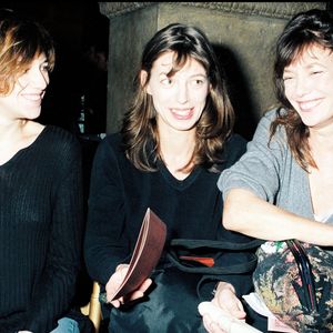 Archives - People - Charlotte Gainsbourg, Kate Barry et Jane Birkin au défilé de mode de John Galliano collection prêt-à-porter 1997-1998 RINDOFF-GARCIA / BESTIMAGE