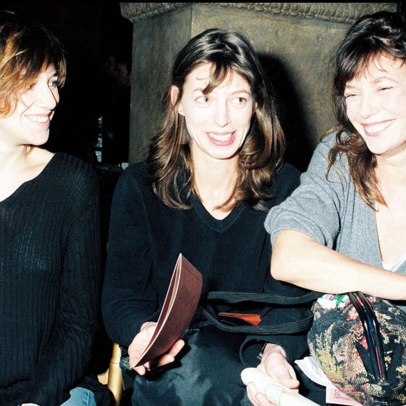 Archives - People - Charlotte Gainsbourg, Kate Barry et Jane Birkin au défilé de mode de John Galliano collection prêt-à-porter 1997-1998 RINDOFF-GARCIA / BESTIMAGE