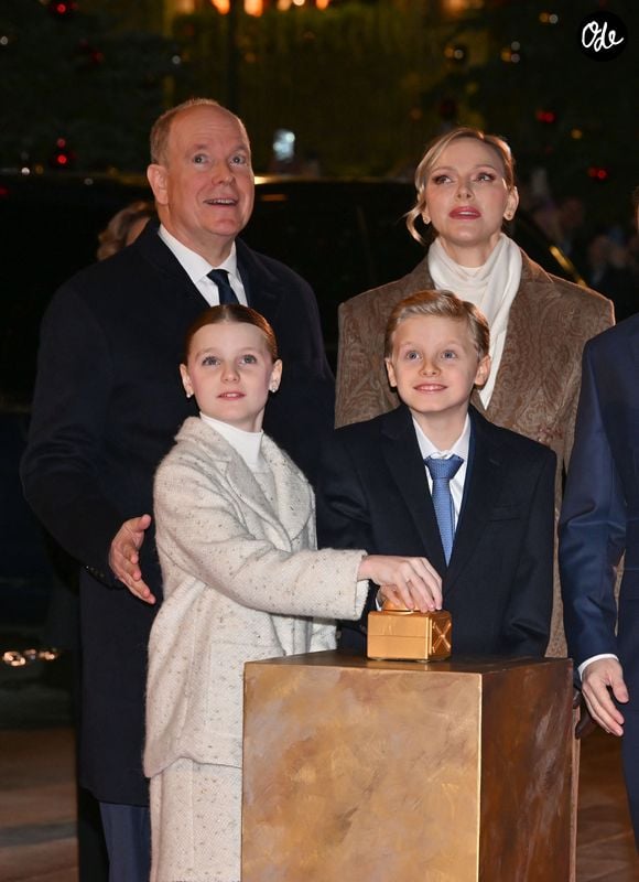 Le prince Albert II de Monaco, la princesse Charlène et leurs enfants la princesse Gabriella et le prince héréditaire Jacques lancent les illuminations de Noël en Principauté, depuis la place du Casino à Monaco, le 29 novembre 2025.  

© Bruno Bebert/Bestimage
