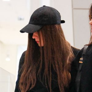 Magda Vavrusova (casquette) au procès de Gérard Depardieu pour agressions sexuelles sur deux femmes lors d'un tournage de film en 2021, au tribunal correctionnel de Paris, France, le 26 mars 2025. Depardieu, 76 ans, qui a réalisé plus de 200 films et séries télévisées, a été accusé de comportement inapproprié par une vingtaine de femmes, mais c'est la première affaire à être jugée. Les deux plaignantes - Amélie, 54 ans, décoratrice, et Sarah (nom modifié), 34 ans, assistante réalisatrice - allèguent une agression sexuelle lors du tournage en 2021 de « Les Volets Verts » du réalisateur Jean Becker. © Christophe Clovis/Bestimage