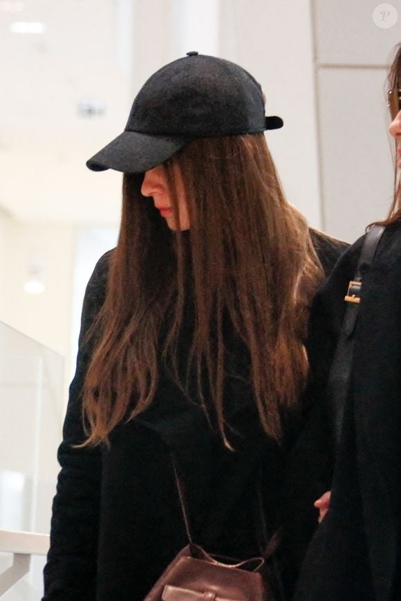 Magda Vavrusova (casquette) au procès de Gérard Depardieu pour agressions sexuelles sur deux femmes lors d'un tournage de film en 2021, au tribunal correctionnel de Paris, France, le 26 mars 2025. Depardieu, 76 ans, qui a réalisé plus de 200 films et séries télévisées, a été accusé de comportement inapproprié par une vingtaine de femmes, mais c'est la première affaire à être jugée. Les deux plaignantes - Amélie, 54 ans, décoratrice, et Sarah (nom modifié), 34 ans, assistante réalisatrice - allèguent une agression sexuelle lors du tournage en 2021 de « Les Volets Verts » du réalisateur Jean Becker. © Christophe Clovis/Bestimage