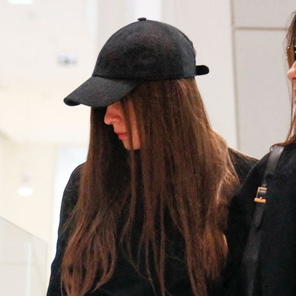 Magda Vavrusova (casquette) au procès de Gérard Depardieu pour agressions sexuelles sur deux femmes lors d'un tournage de film en 2021, au tribunal correctionnel de Paris, France, le 26 mars 2025. Depardieu, 76 ans, qui a réalisé plus de 200 films et séries télévisées, a été accusé de comportement inapproprié par une vingtaine de femmes, mais c'est la première affaire à être jugée. Les deux plaignantes - Amélie, 54 ans, décoratrice, et Sarah (nom modifié), 34 ans, assistante réalisatrice - allèguent une agression sexuelle lors du tournage en 2021 de « Les Volets Verts » du réalisateur Jean Becker. © Christophe Clovis/Bestimage