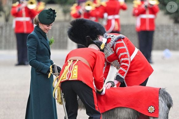 Catherine (Kate) Middleton, princesse de Galles, colonel des Irish Guards, visite le régiment lors du défilé de la Saint-Patrick à la caserne Wellington de Londres, Royaume Uni, le 17 mars 2025. © Zahu/Backgrid UK/Bestimage