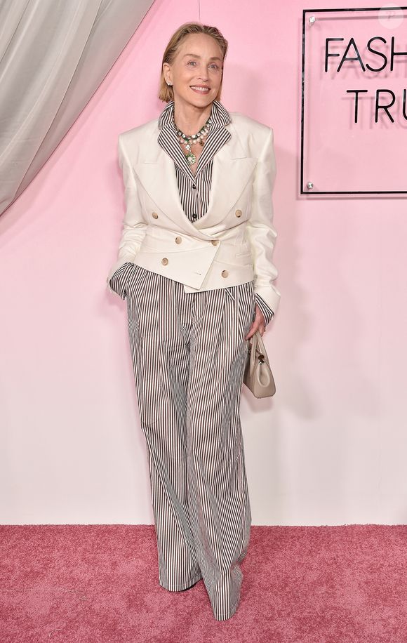 et les quelques autres remarques félicitant l’actrice de se montrer au naturel dans un monde saturé par les filtres.

Sharon Stone au photocall de la cérémonie des Fashion Trust U.S. Awards 2026, en partenariat avec Google, aux studios nya WEST à Los Angeles, Californie, États-Unis, le 7 avril 2026. Broadimage / Bestimage