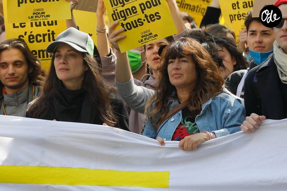 Marion Cotillard, Elsa Wolinski (fille de Georges et Maryse Wolinski) - Marche pour le futur entre la place de la Bastille et la place de la République à Paris, France, le 09 avril 2022.  © Christophe Clovis / Bestimage