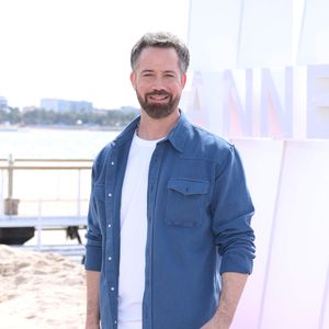 Emmanuel Moire - Photocall de "Demain nous appartient" lors du 7ème festival international Canneséries à Cannes, le 6 avril 2024. © Denis Guignebourg / Bestimage