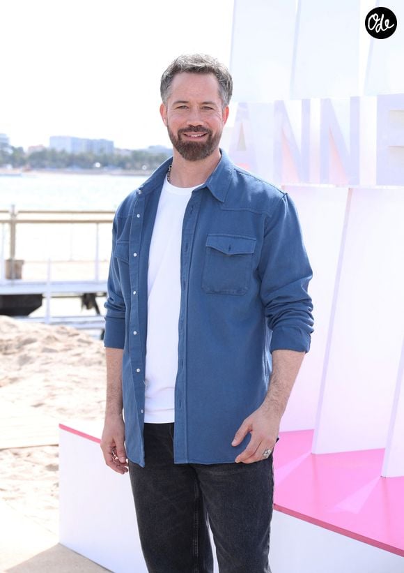 Emmanuel Moire - Photocall de "Demain nous appartient" lors du 7ème festival international Canneséries à Cannes, le 6 avril 2024. © Denis Guignebourg / Bestimage