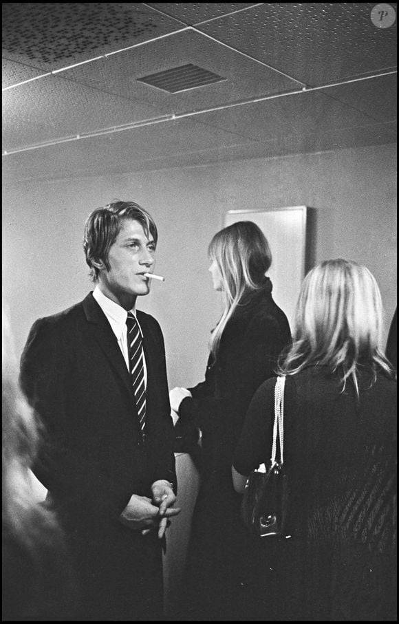 Archives - Jacques Dutronc et Françoise Hardy dans les coulisses de l'émission "Le palmarès des chansons" en 1967.