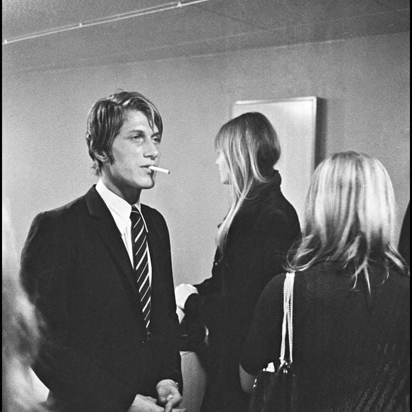 Archives - Jacques Dutronc et Françoise Hardy dans les coulisses de l'émission "Le palmarès des chansons" en 1967.